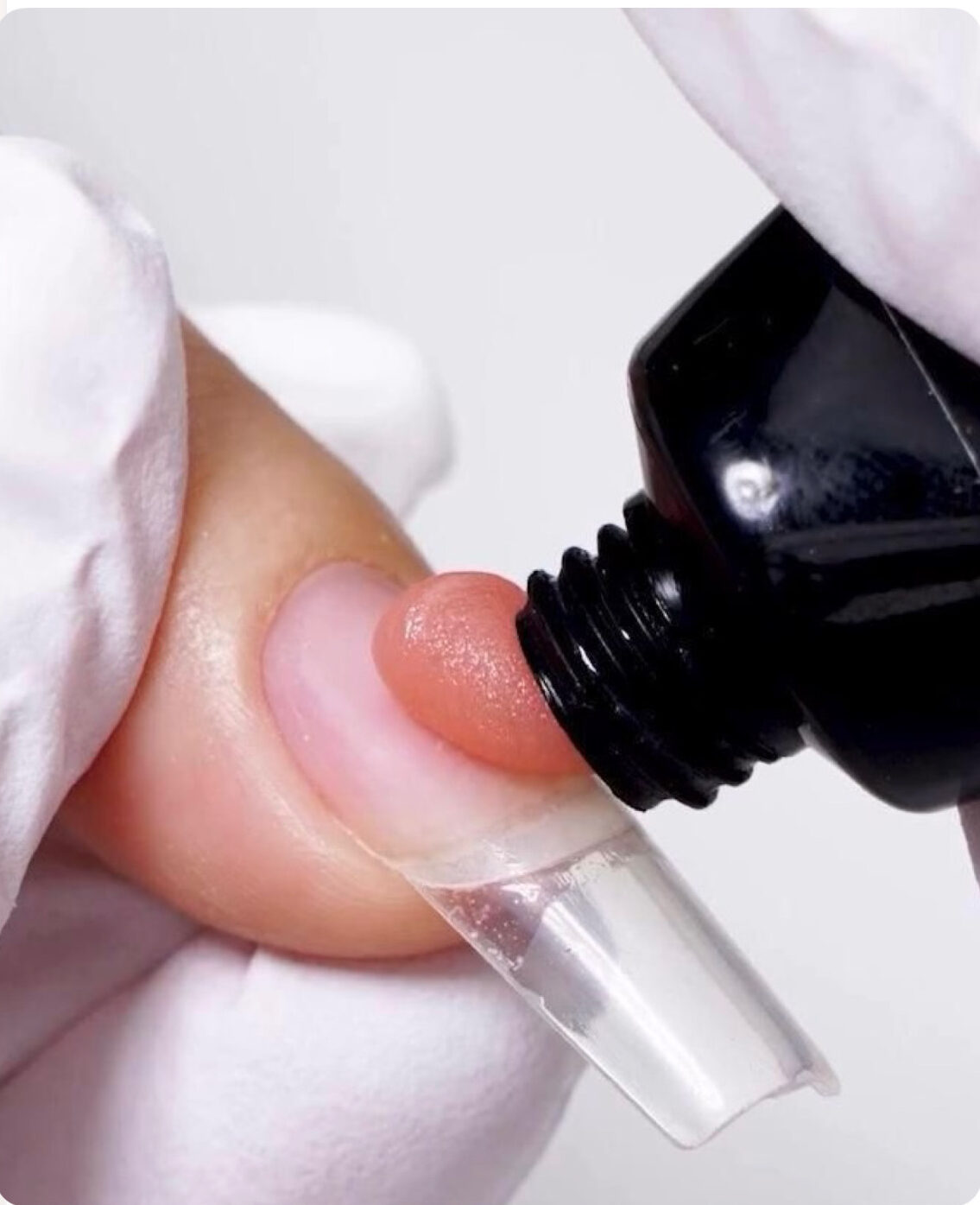 Trabajo de extensión de uñas con producto para construcción en Yiberny Nails Studio