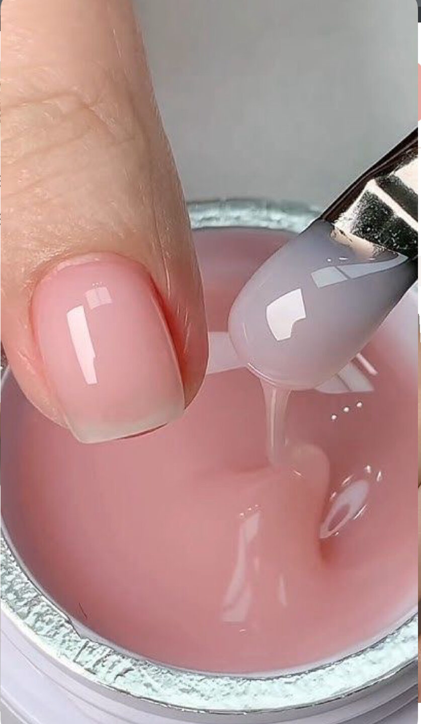 Aplicación de producto constructor para uñas en Yiberny Nails Studio