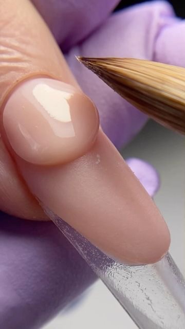 Aplicación de producto para uñas acrílicas en Yiberny Nails Studio