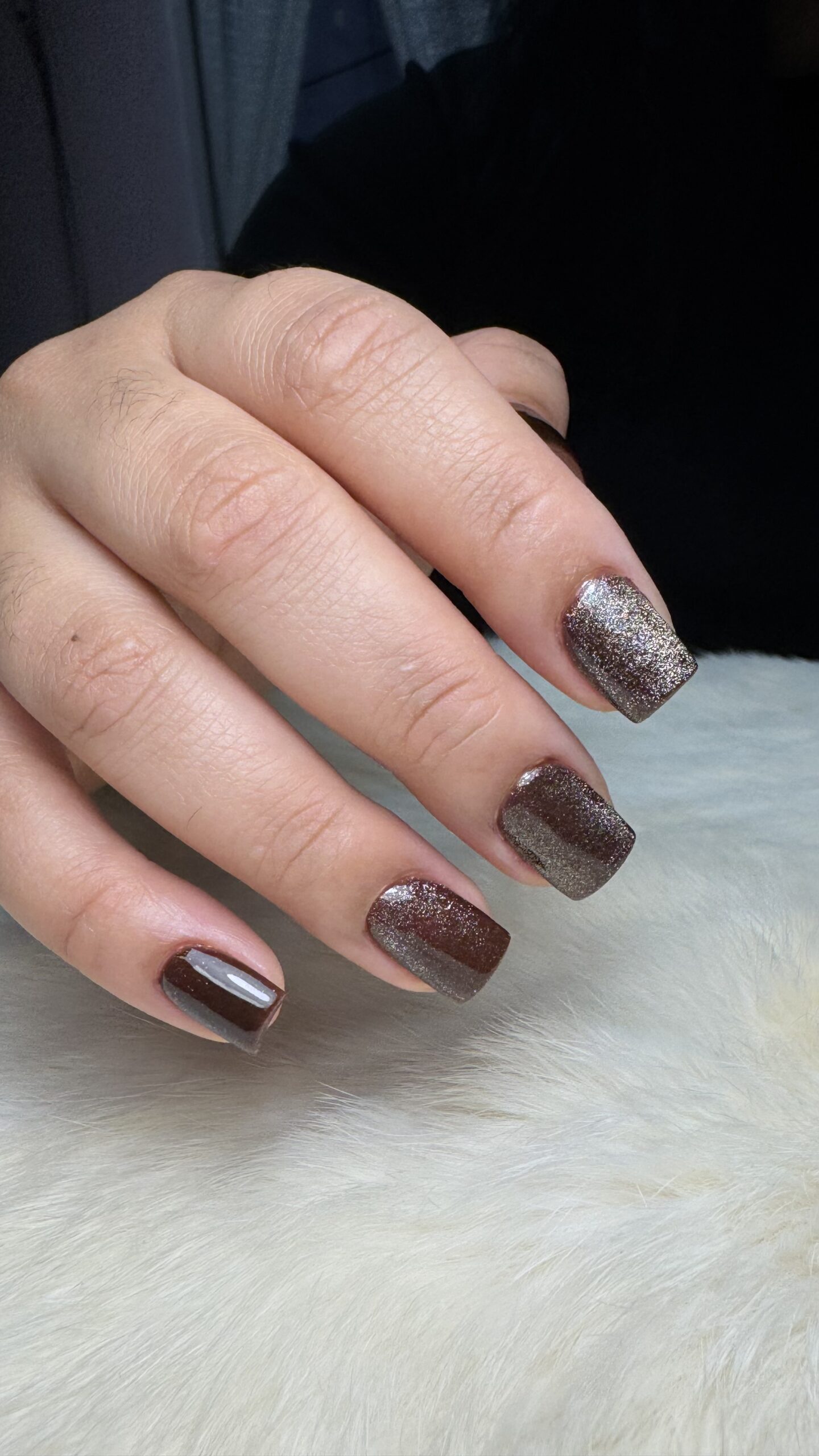 Manicura con esmalte brillante para el servicio semipermanente