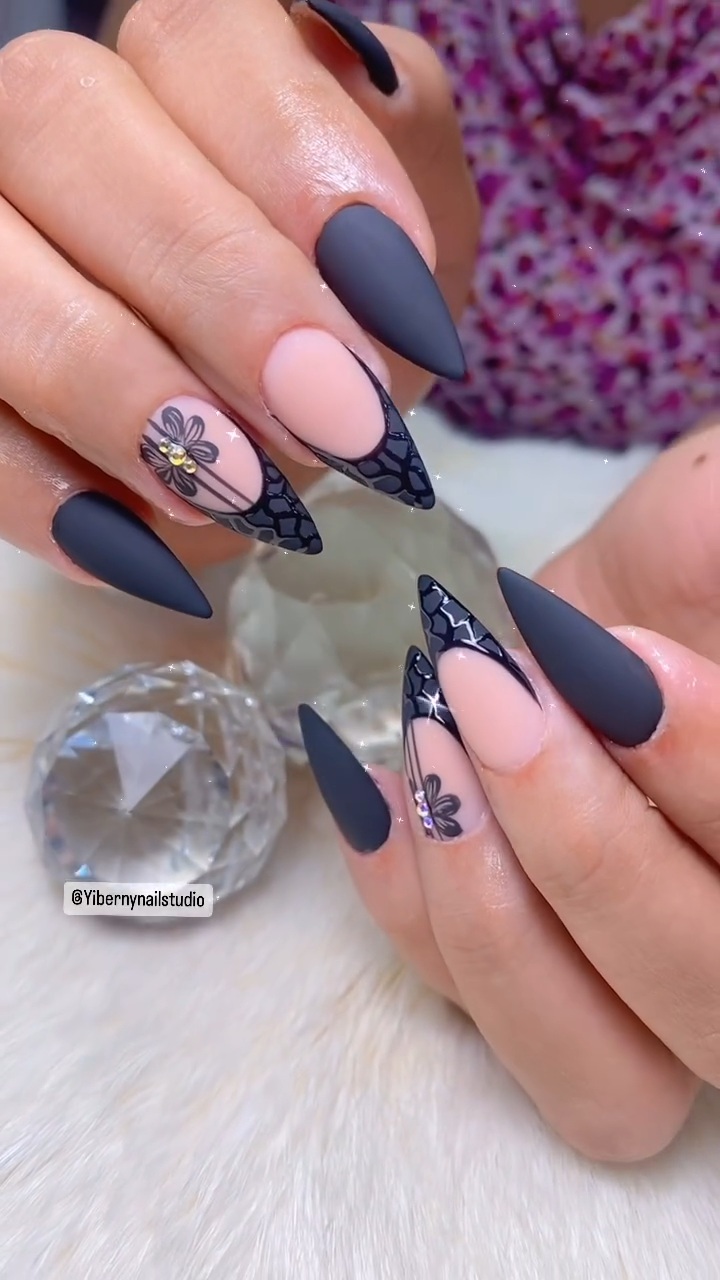 Trabajo de manicura de Yiberny Nails Studio